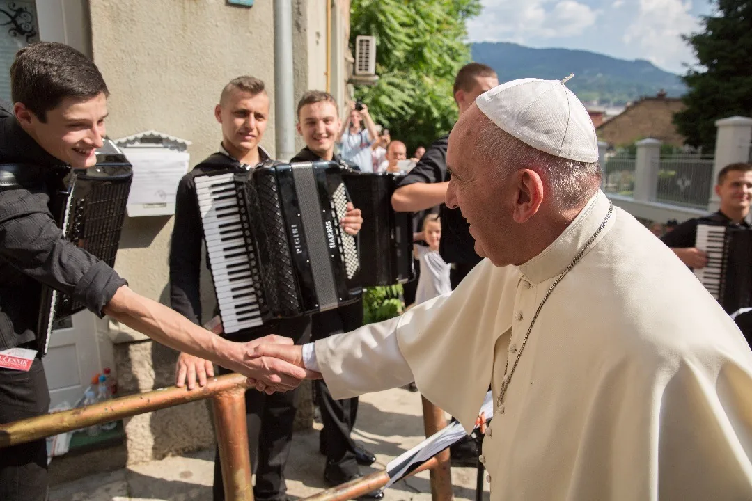 Pope Francis greeting local musicians in Sarajevo by Andreas Düren