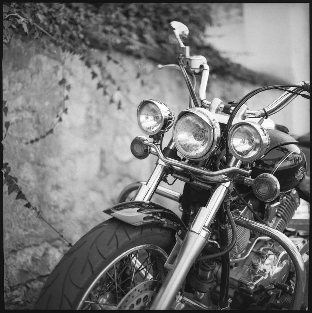 Black-and-white portrait of a Harley-Davidson motorcycle by Andreas Düren