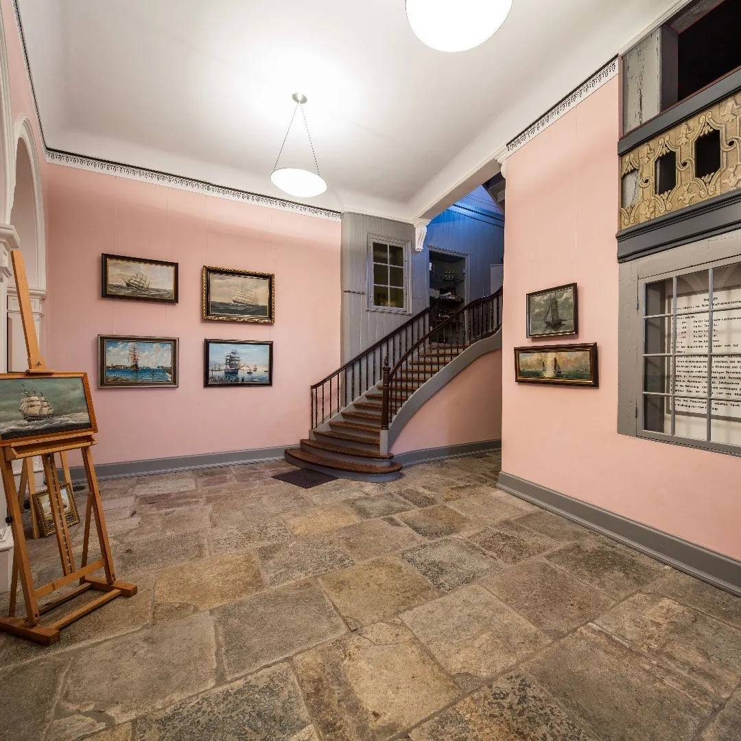 Pink entrance hall and staircase in a historic building by Andreas Düren